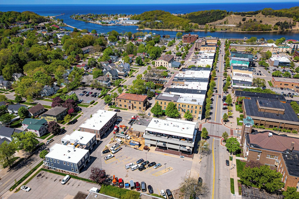 Downtown Grand Haven Condo - Walk to Boardwalk!