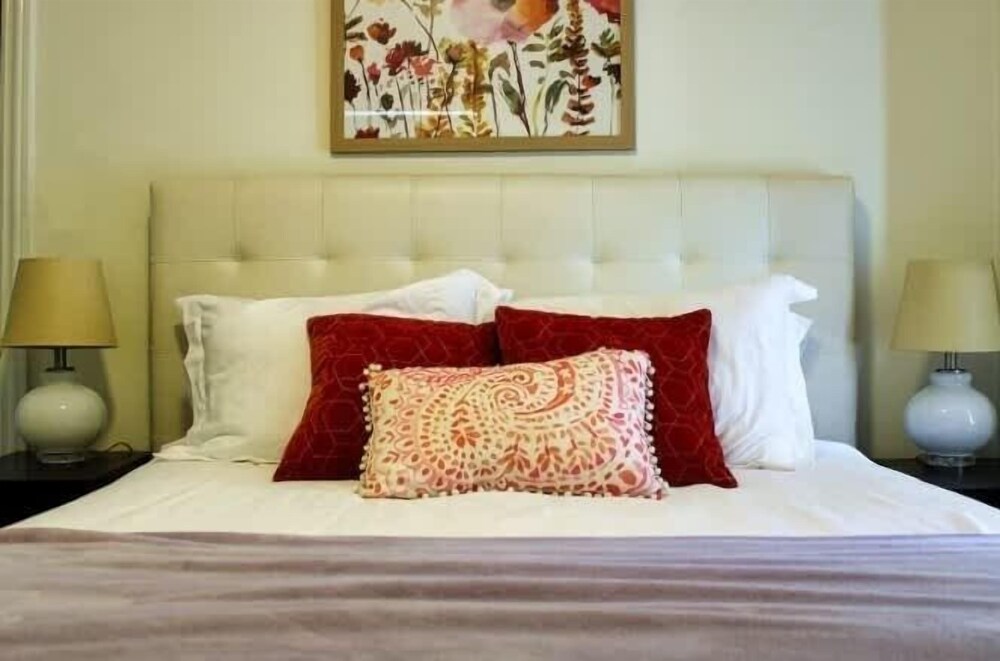 Spacious 5br Sleeps 10 University District 5 Bedroom Home