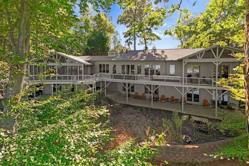Modern Masterpiece by Avantstay Waterfront Private Dock