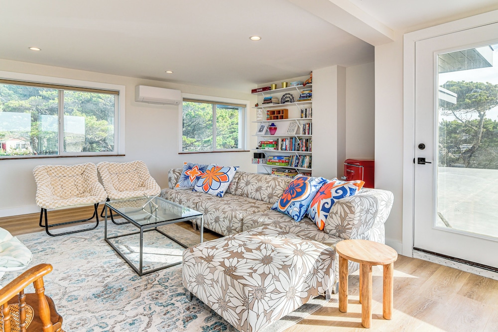 3-acre Oceanfront Home: Game Room & Fire Pit!