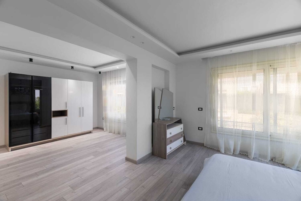 7BD Villa With Pool & Garden
