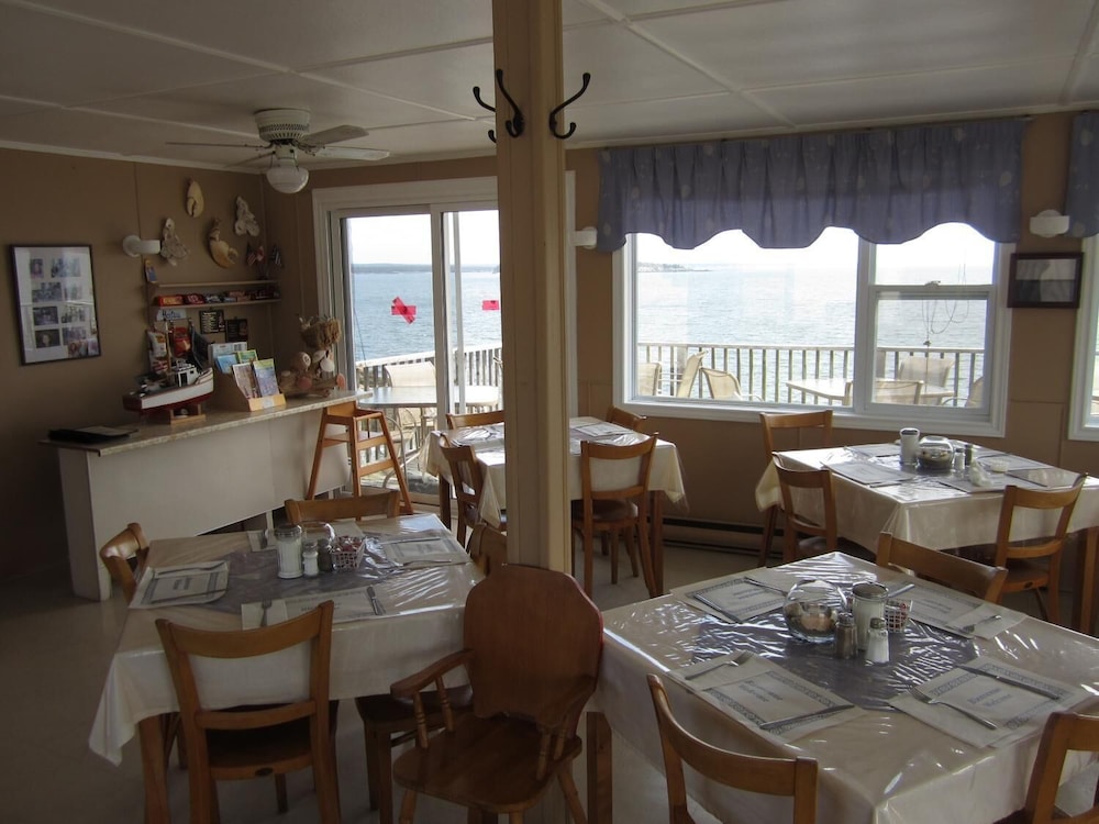 Baybreeze Restaurant and Motel
