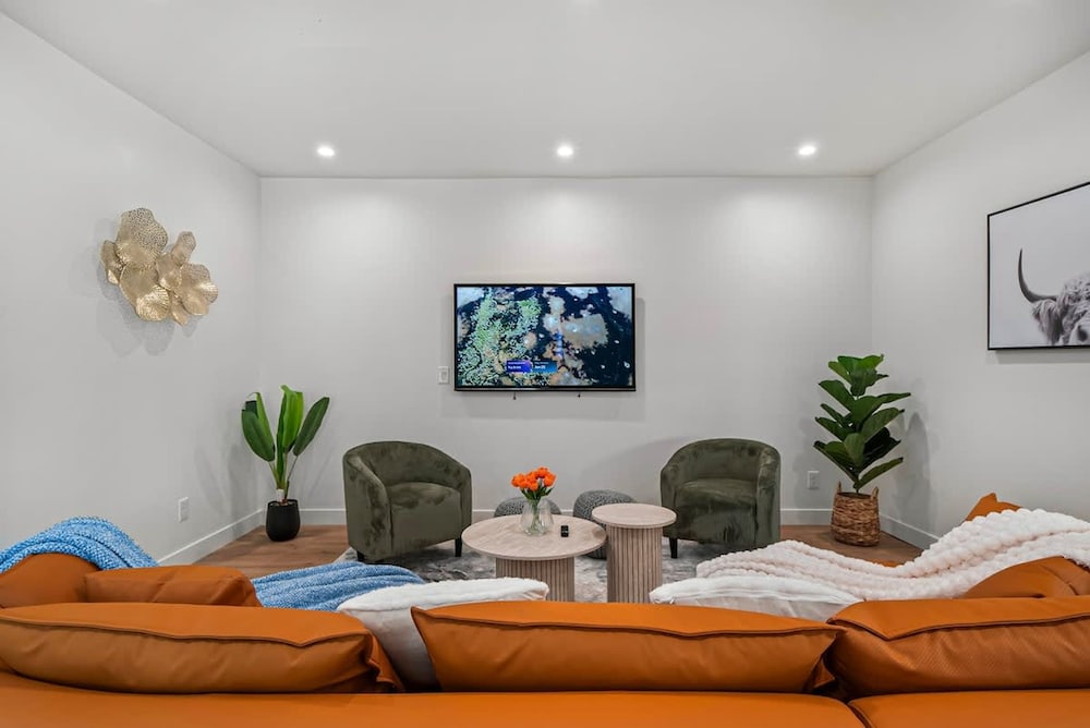 Massive 8BR Home in Hayward With AC Free Parking