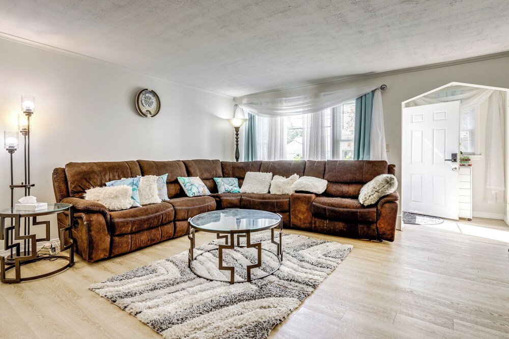 10 Mi to Hartford: Family Home w/ Yard