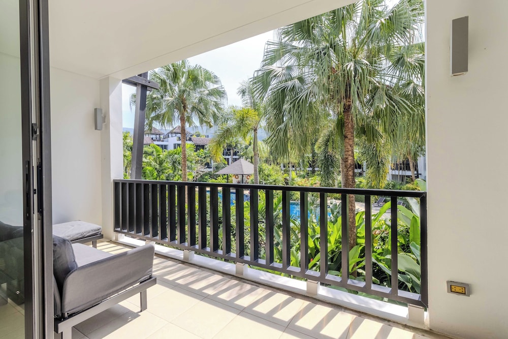 2BR Pool View Short Walk to Beach C254