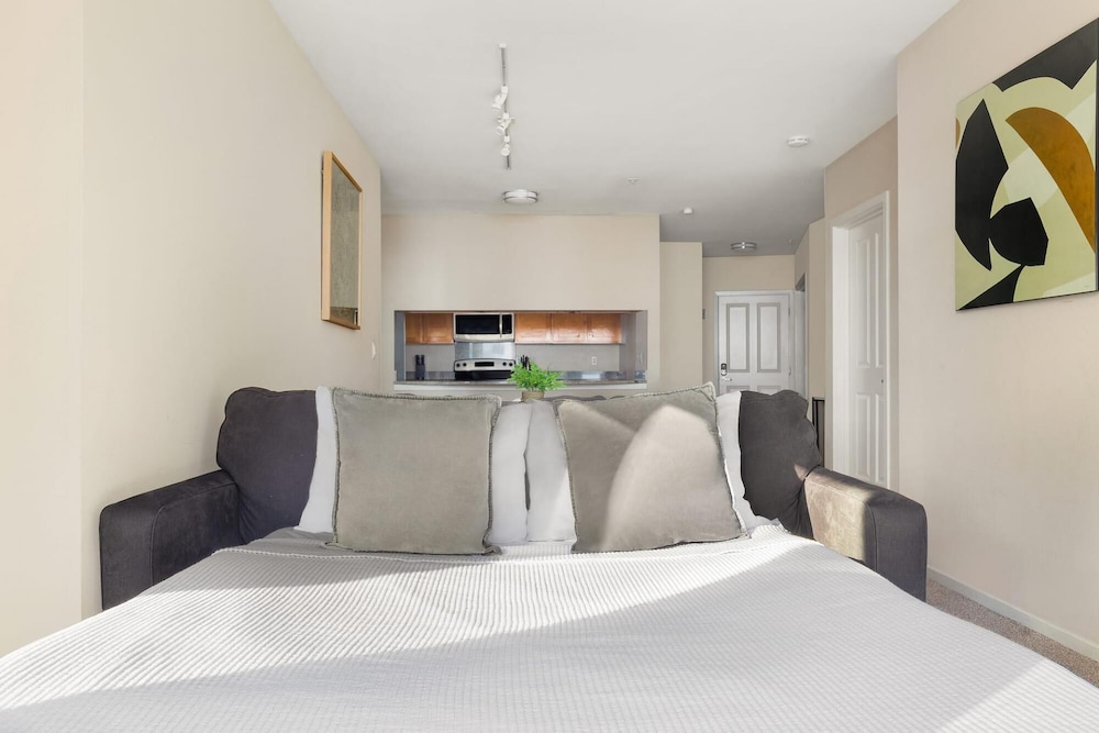 Seattle Vacations - Bellevue Spacious 2BD 2BA Apartment - Property Image 4