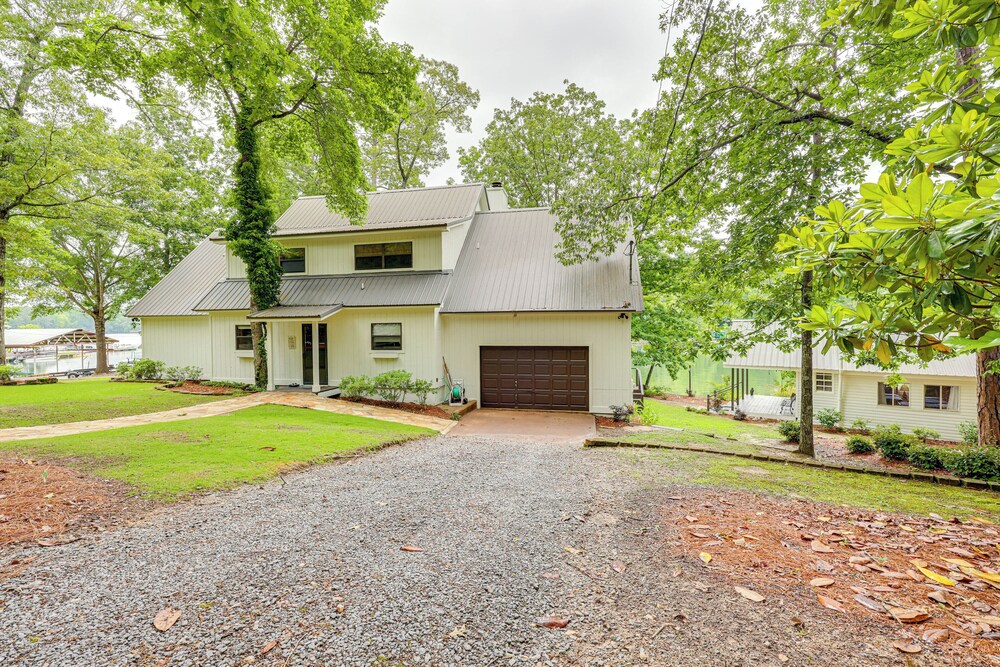 Waterfront Gem on Lake Martin w/ Kayaks & Dock!