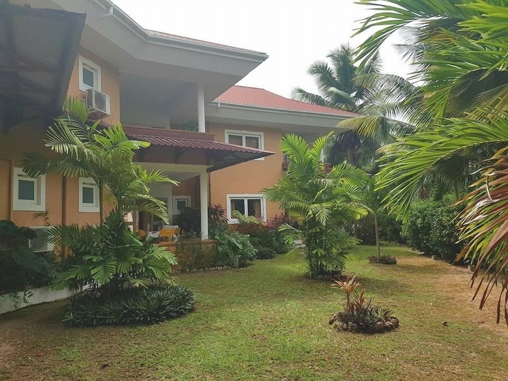 Praslin Paradise