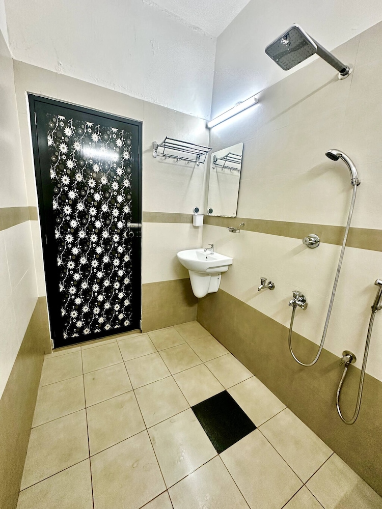 The Haven by Oshara Modern Kerala 3bhk AC Wifi Family Near Fort Kochi Parking