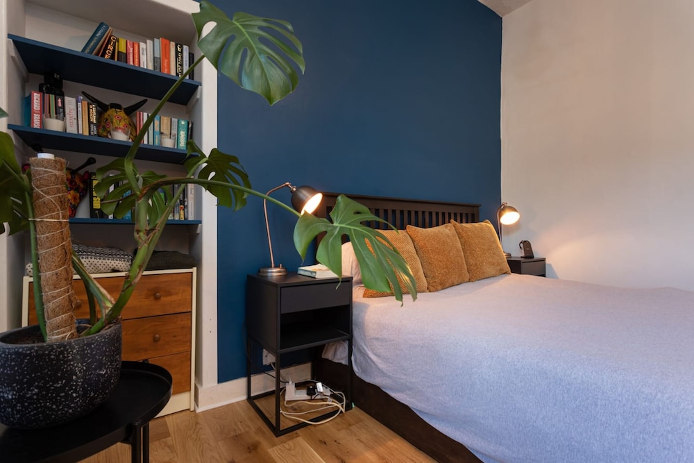 Modern and Jazzy 2 Bedroom House in Edinburgh view 5