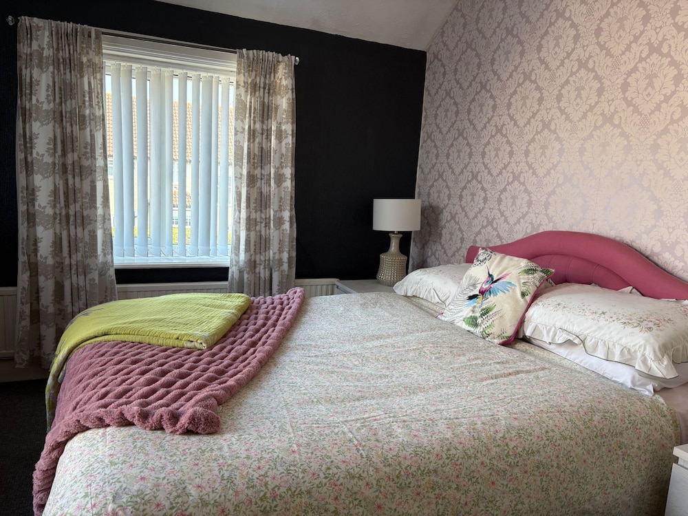 10 Guests - 5 Bedrooms - Free Parking - Petok