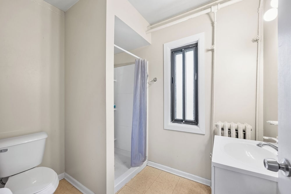 Comfortable Room With Bath in Brownstown