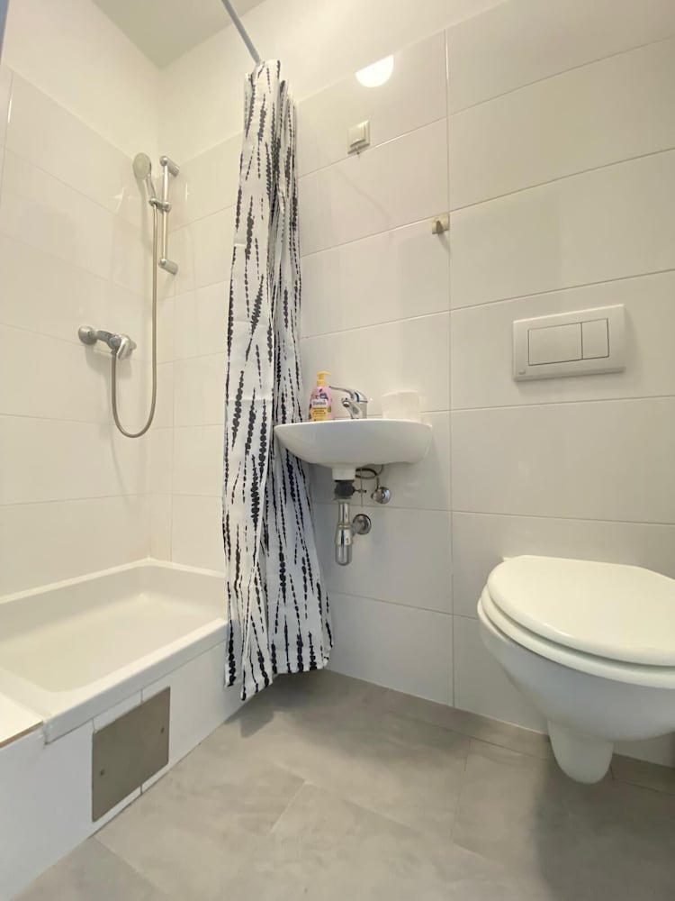 Spacious 8BR Apt with Terrace 16P