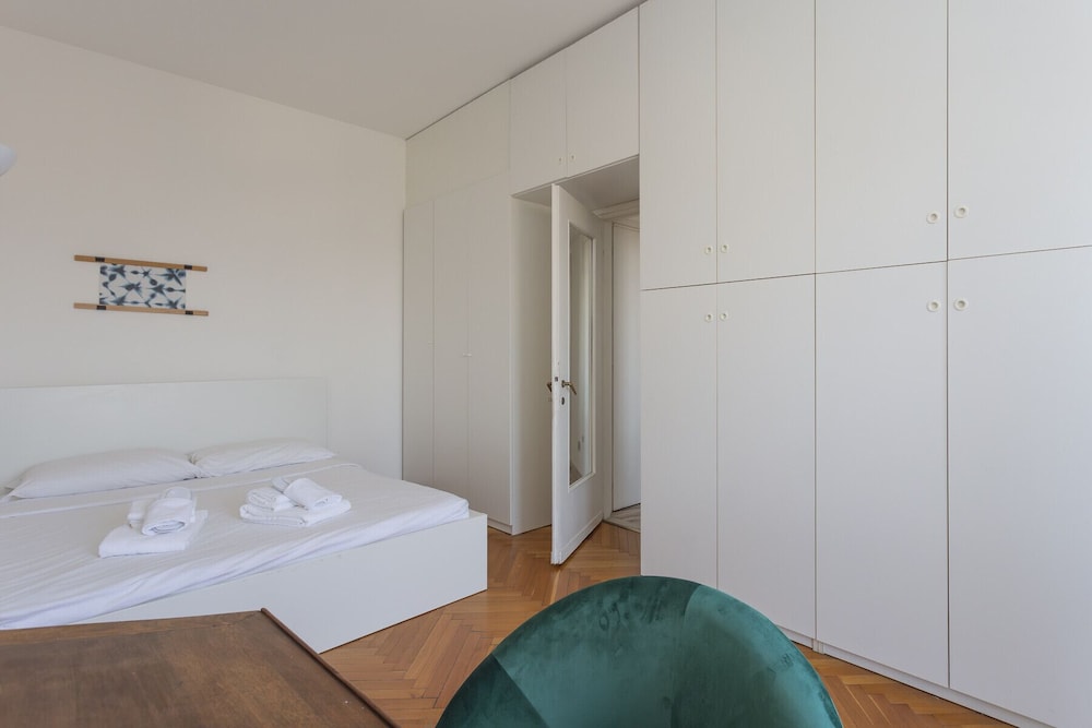 Skyline view Biancamano 1 bdr with balcony by Rentopolis