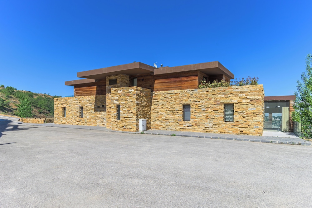 RedRock Faqra - Mountain Getaway Residences W Pool & Balconies