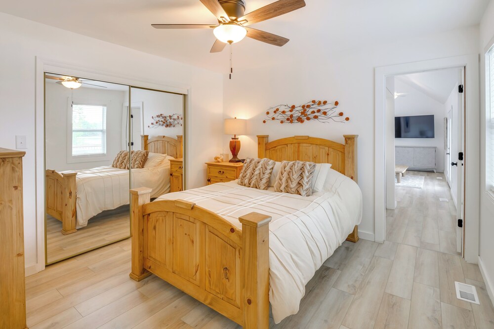 Group Getaway: Lakefront Retreat in Fayetteville!