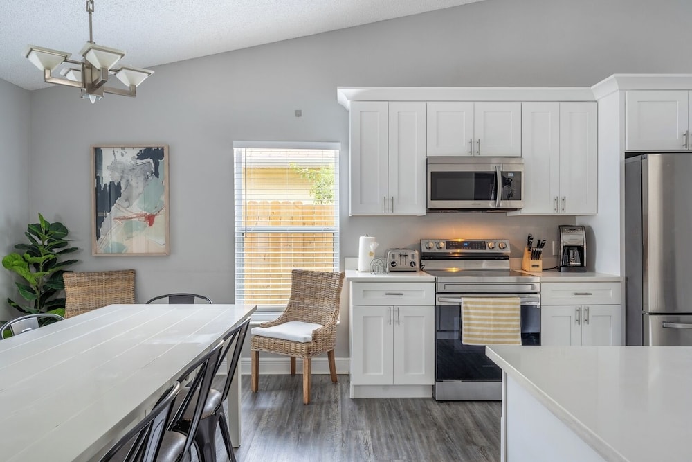 Heated Pool & Bathtub 4BR Near Disney