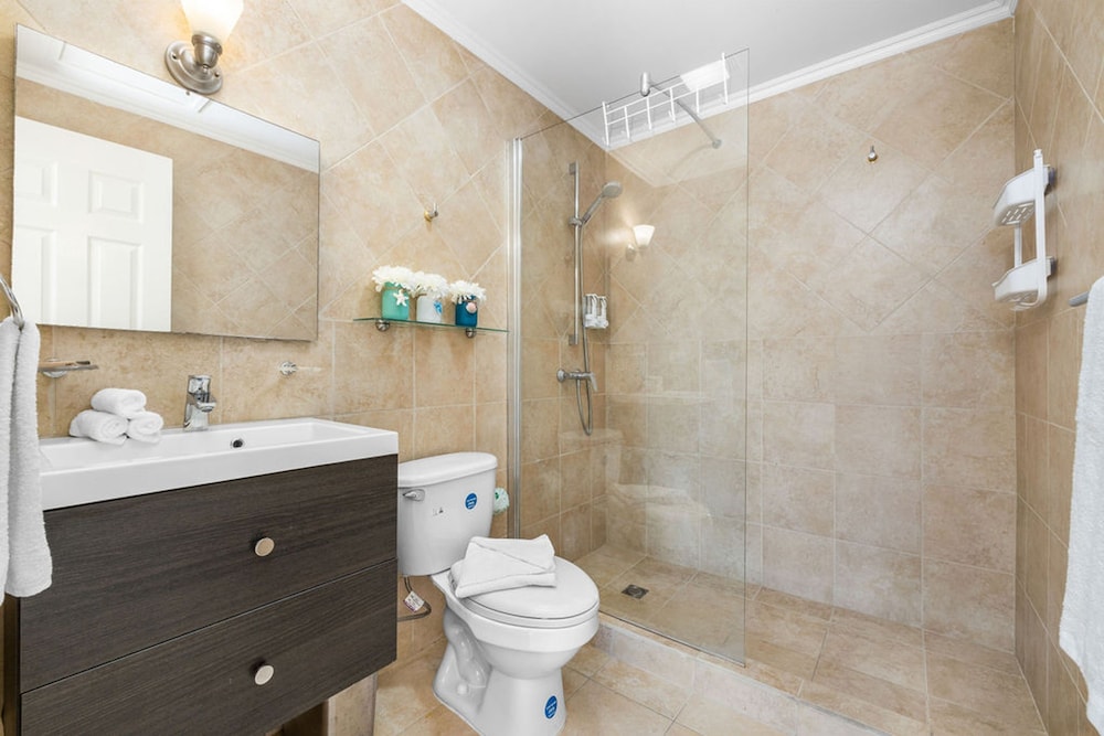 Townhome Goldcoast GYM Pools 24 7 Security