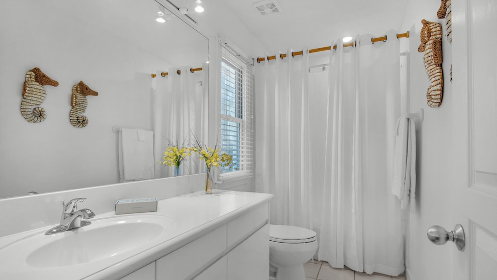 Charming Beach Cottage, 2 Pools and Tennis Access + Free Attraction Tickets!
