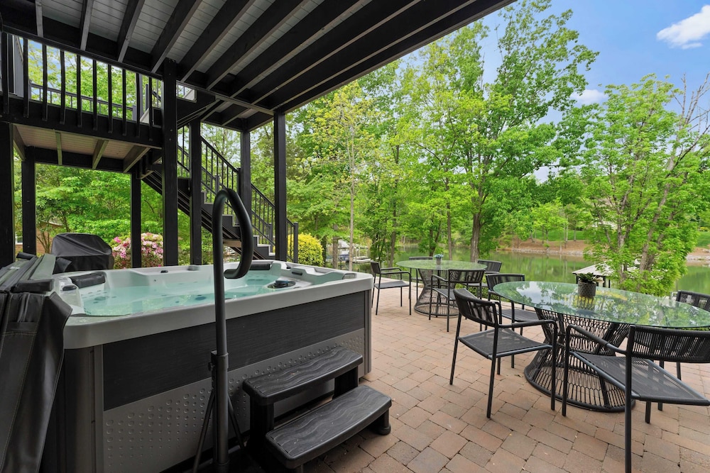 Luxury Lakefront Stay Private Dock, Indoor/outdoor Pool The Retreat