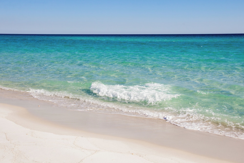 Coastal Hideaway: Cozy Beachfront Studio Sleeps 4 With Stunning Views!