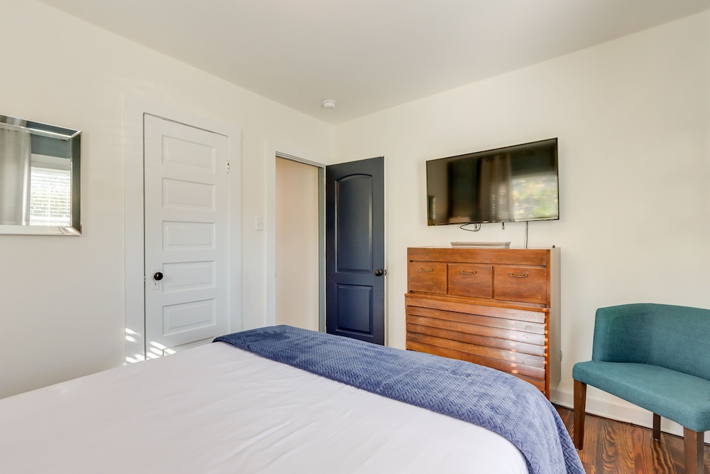 Chic Joplin Cottage w/ Patio < 3 Mi to Town!