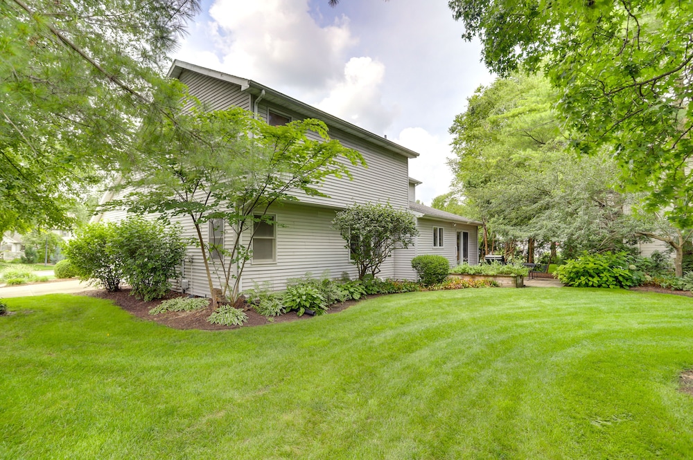 Modern & Spacious Home - 6 Mi to Dtwn South Bend view 4
