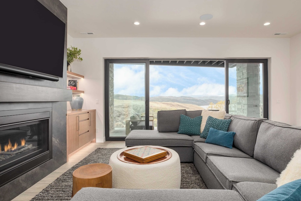 Mountain Lover by Avantstay Luxe Escape w/ Views Hot Tub, Gym, Movie Theater