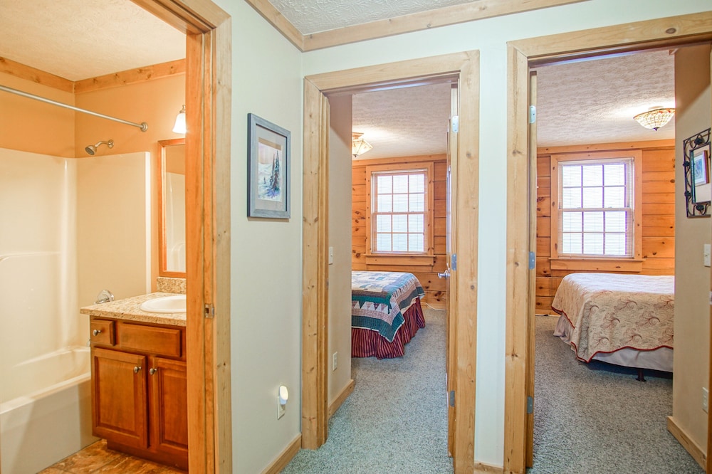 Loggers Run #7: 5 Bedrooms, 3.5 Bath: Slope Side. Overlooks The Ski Trail !