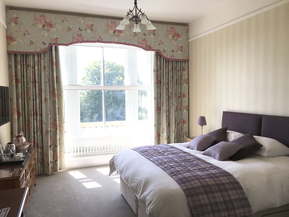 Netherdale House and Coach House