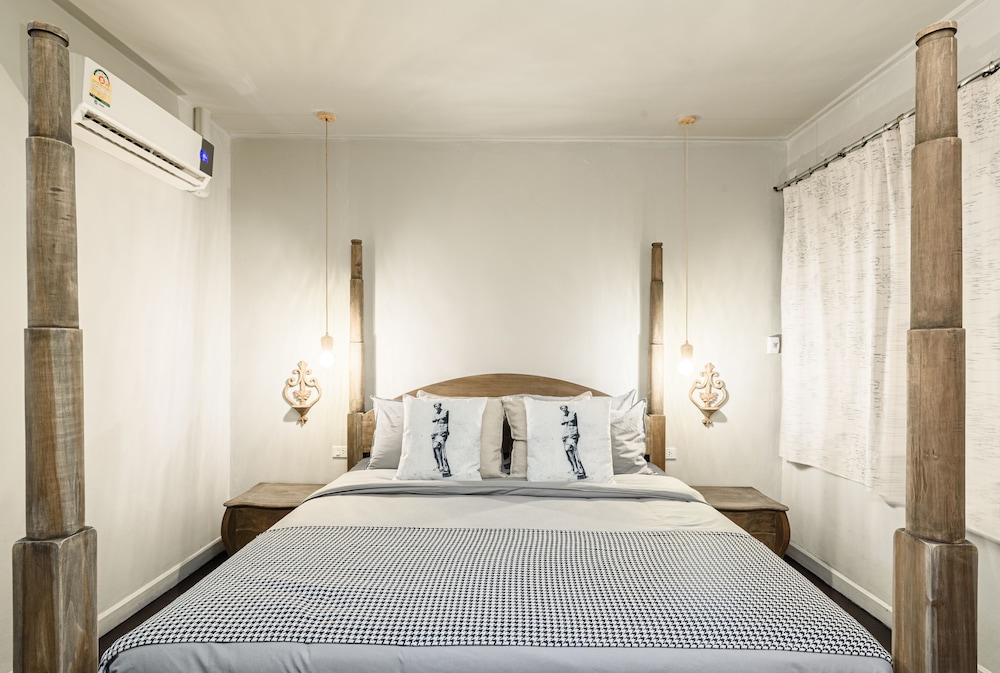 Lion's Den Hotel