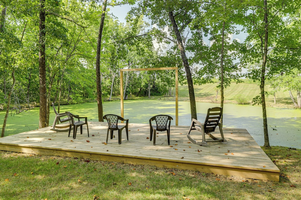 Private Ponds & Trails: Hillsboro Nature Retreat!