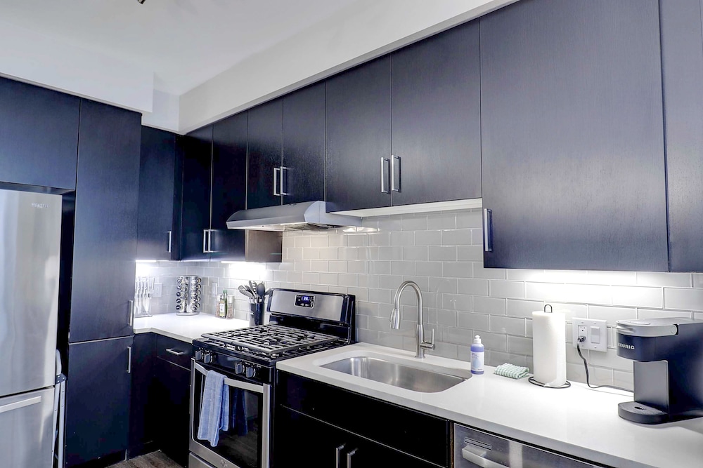 Rooftop Pool with Views-King Beds-Parking 1123 - Property Image 1