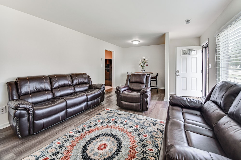 3 Mi to Huntington Beach: Hampton Family Home!