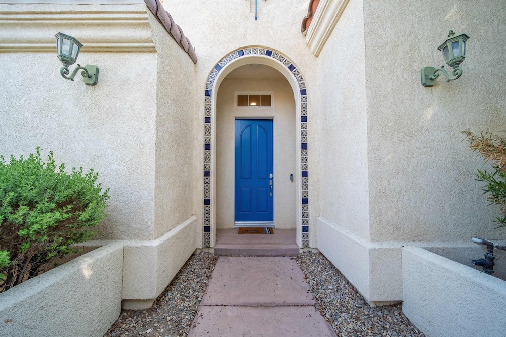 Bright Desert Villa w Pool Tennis
