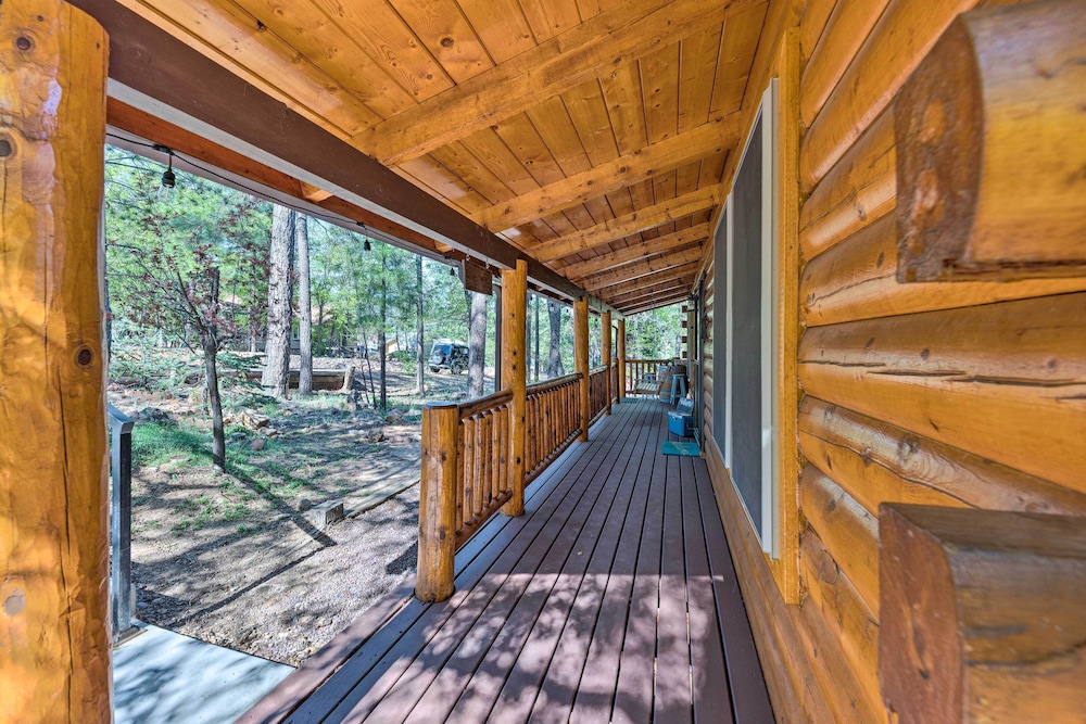 Hot Tub + Decks: Sherwood Forest Cabin