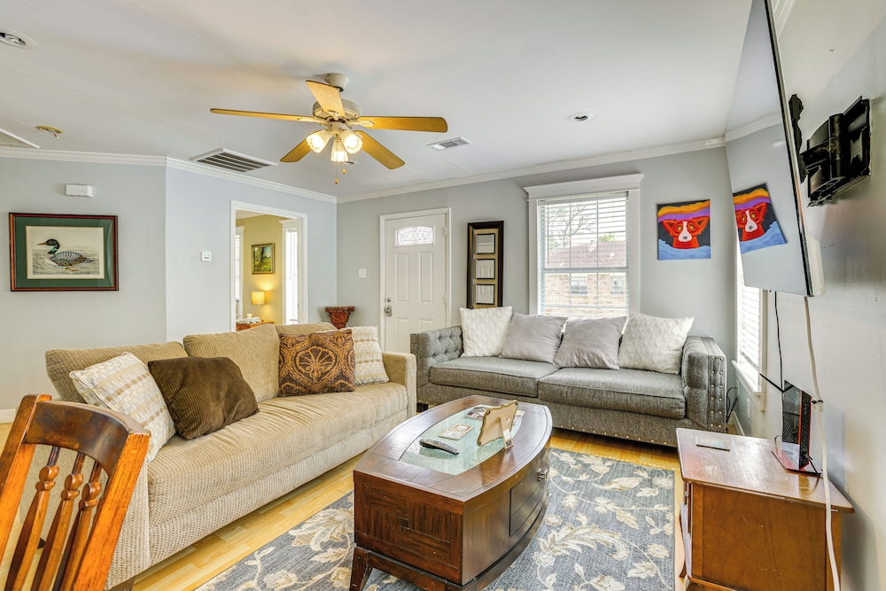 9 Mi to Downtown Houston: Cozy Cottage w/ Patio!