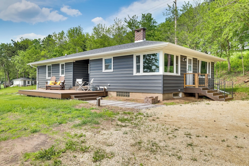 3 Mi to Lake Onalaska: Quaint Home w/ Prairie View