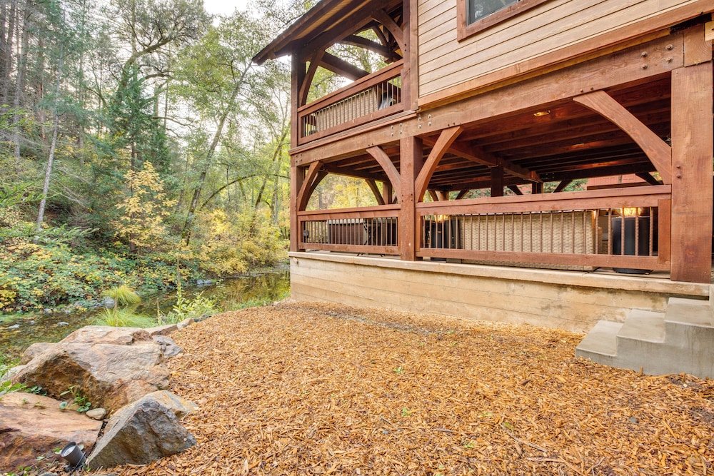 Bear Lodge Waterfront Cabin w/ Level 2 EV Charger