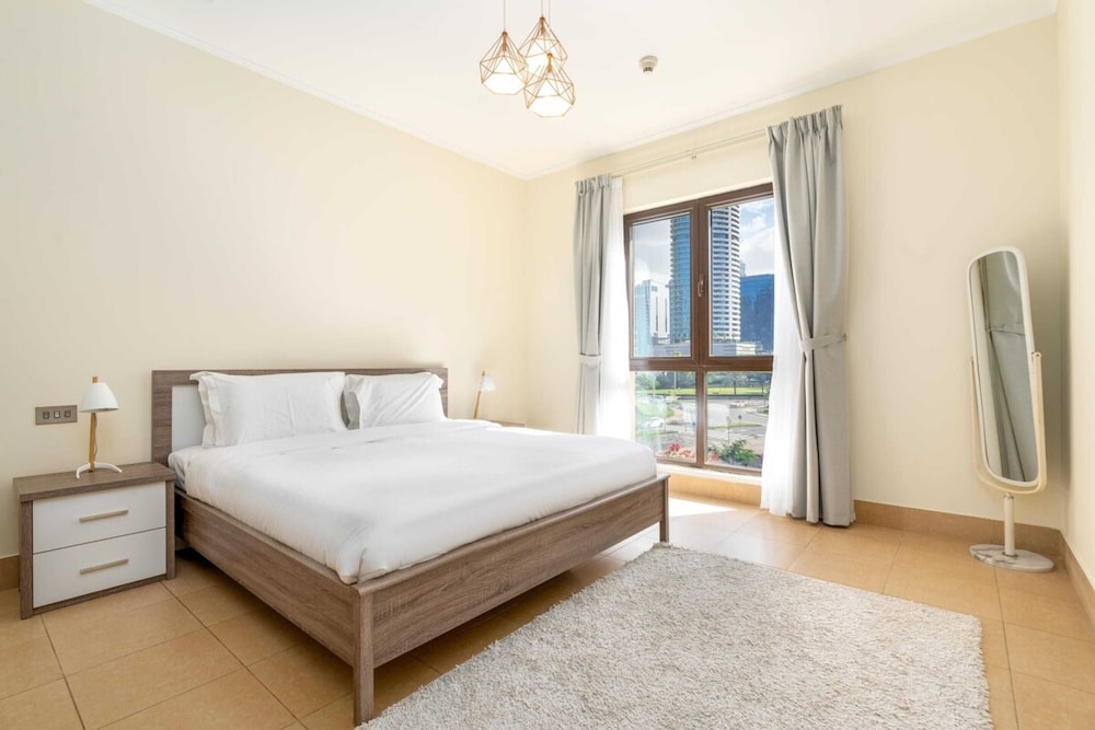 Stylish 1BD Apartment w/ Balcony, Downtown Dubai!