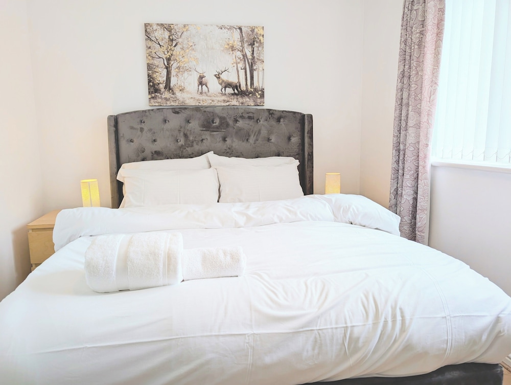 2 Bed - Sleeps 4 - Free Parking - 5 Min to Centre