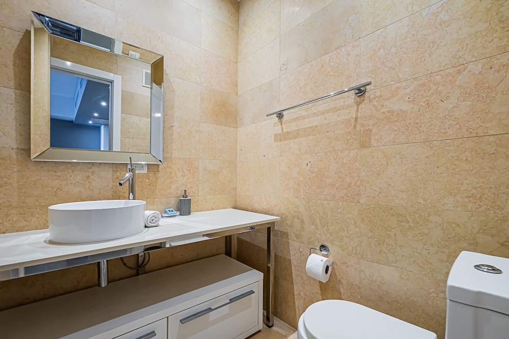 w Prestigious 1BR w Fantastic Balcony in YOO