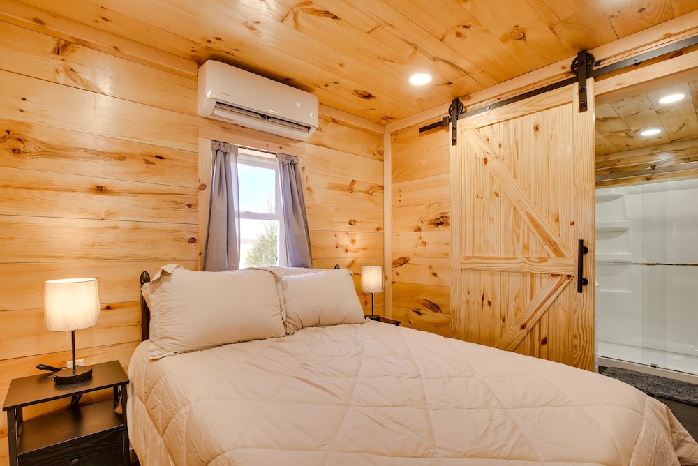 'friends & Family' Rental Cabin w/ Hot Tub! view 5