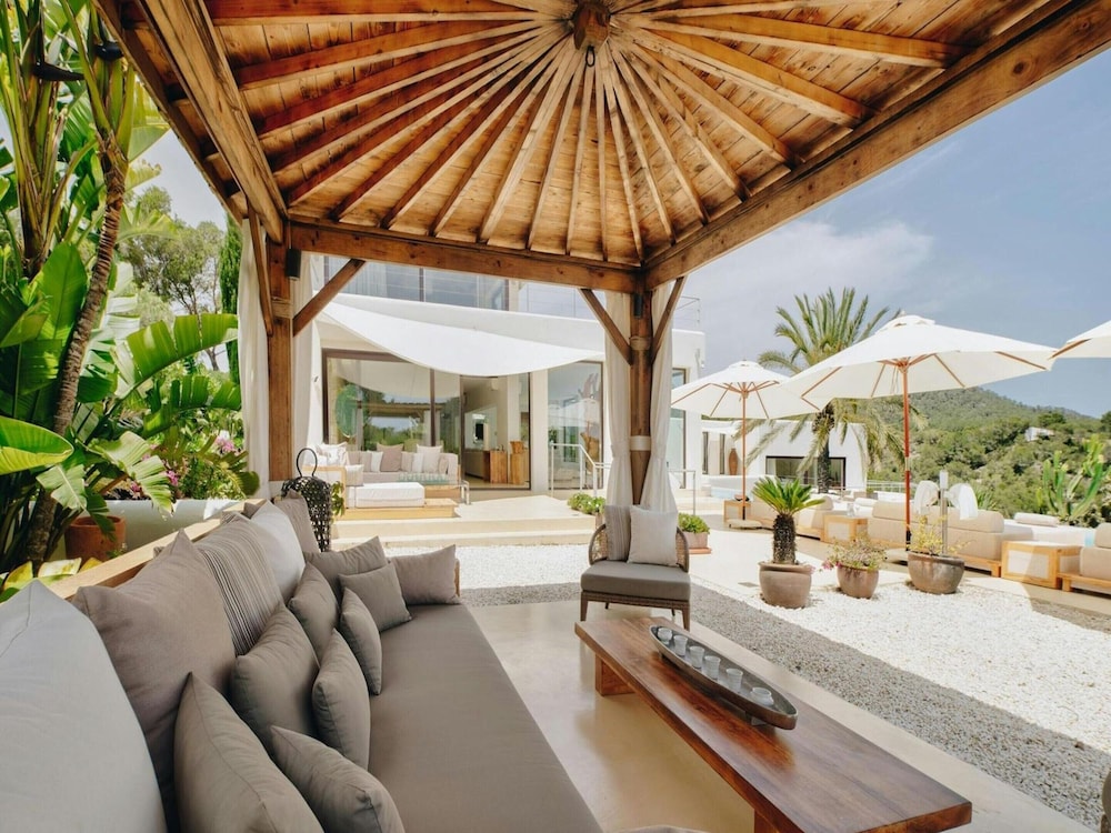 Holiday Home With Stunning Infinity Pool