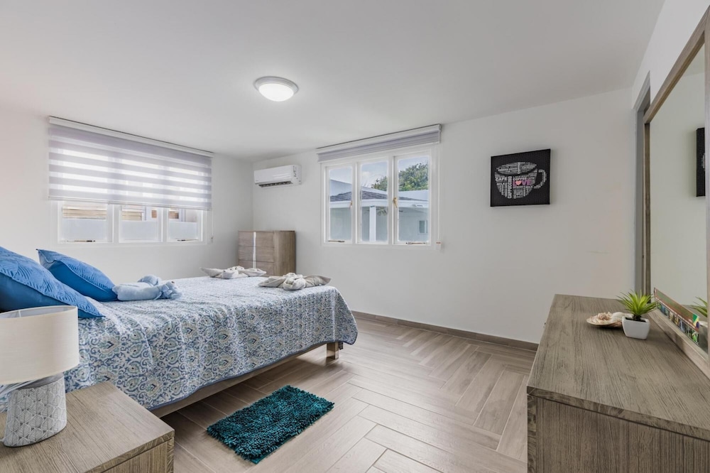 NEW Modern Stylish 6BR 6BA Villa Near Palmbeach