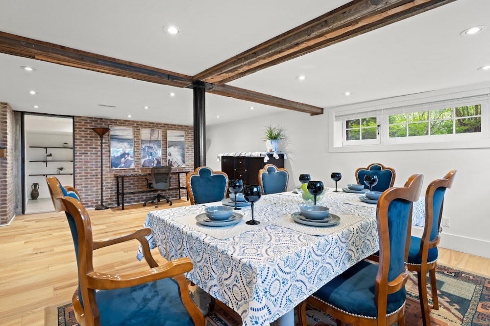 Luxurious Lower Level Apartment Closeto Downtown