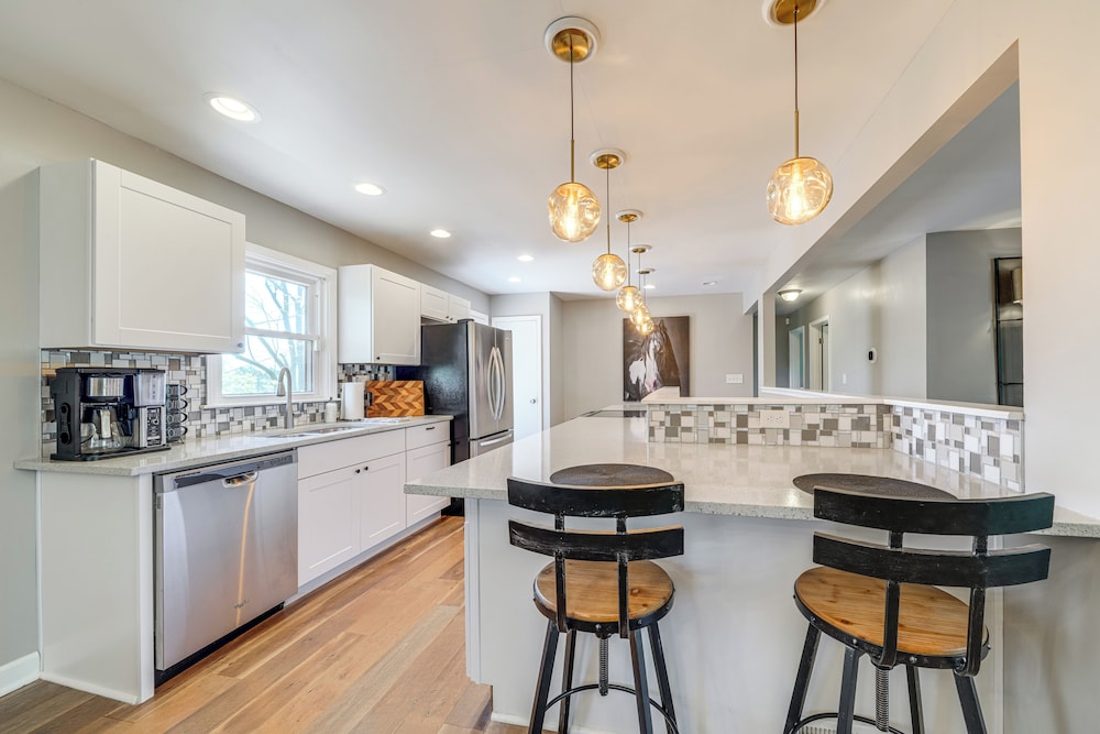 4 Mi to Churchill Downs: Updated Retreat w/ Deck!