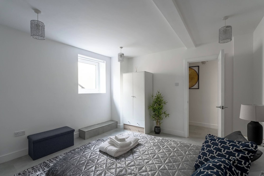 2 Bed Stylish Central Rochester Apartment Sleeps 4 Netflix Work Space