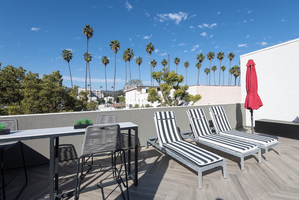 Hollywood Apartment Near Walk of Fame