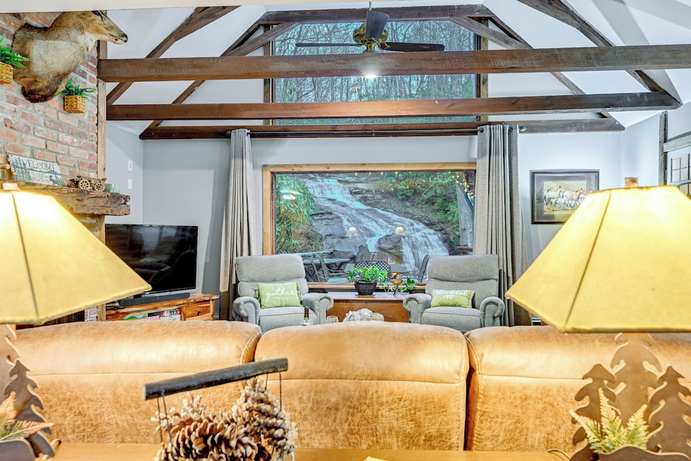 Winter Wonderland Cabin w/ Creek & Game Room